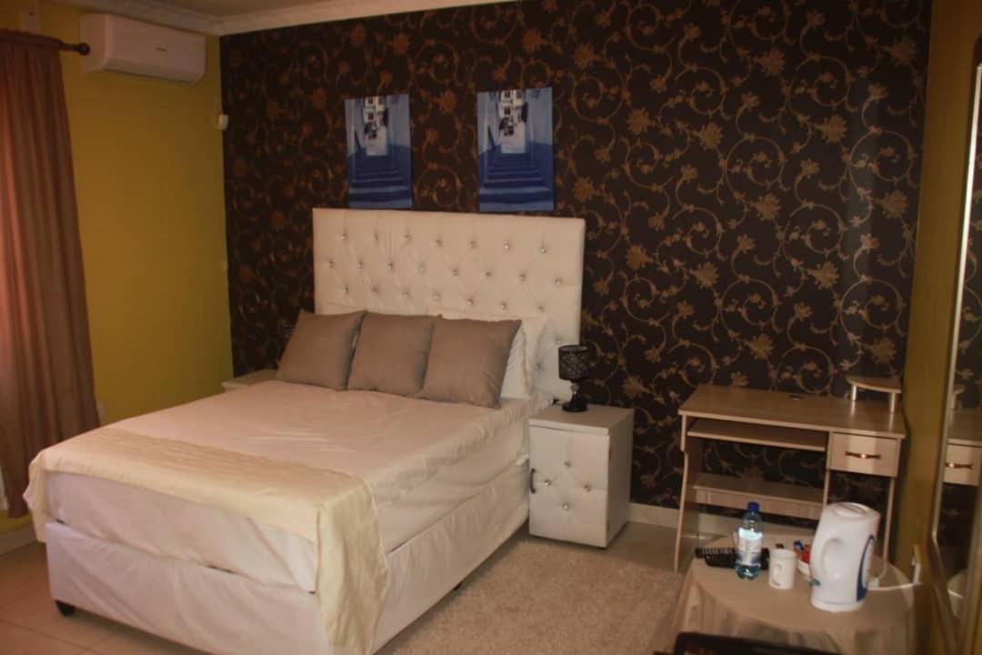 Mathlyn Guesthouse Габороне Экстерьер фото