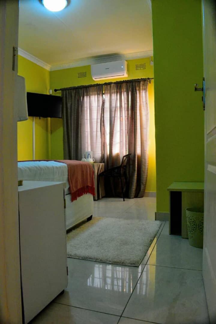 Mathlyn Guesthouse Габороне Экстерьер фото