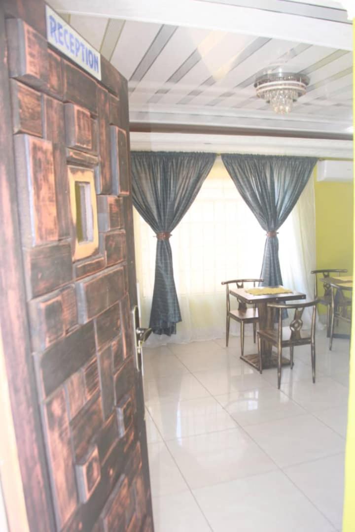 Mathlyn Guesthouse Габороне Экстерьер фото