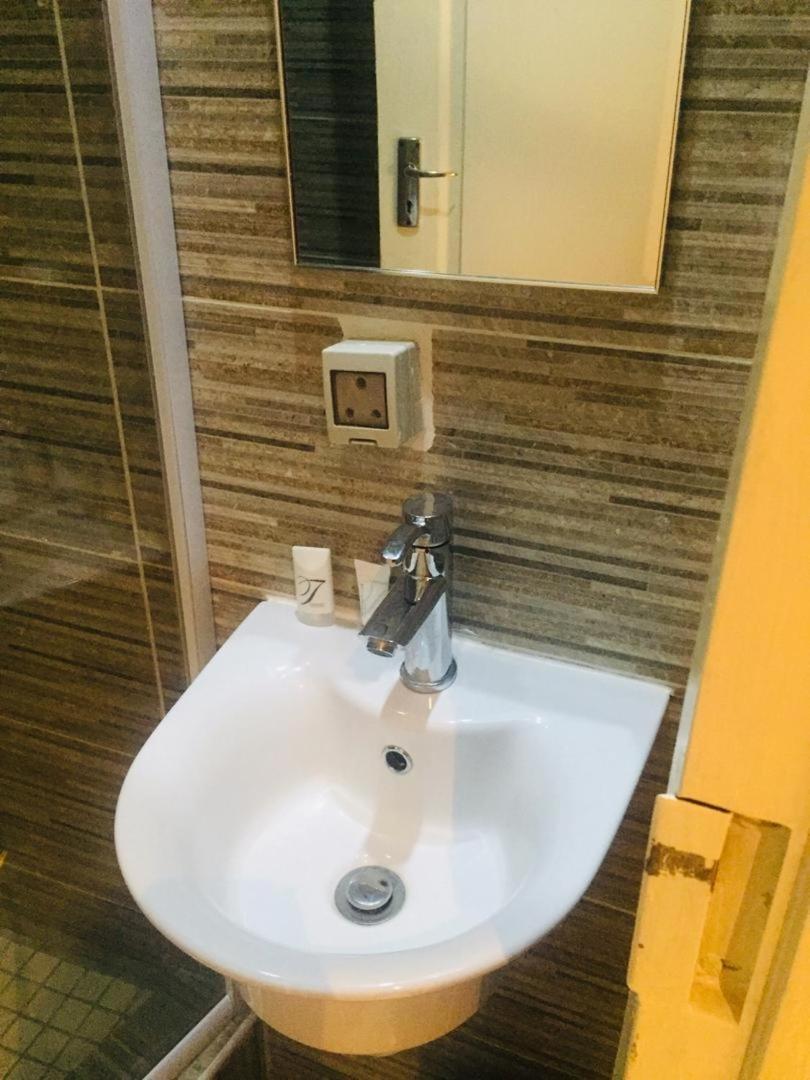 Mathlyn Guesthouse Габороне Экстерьер фото